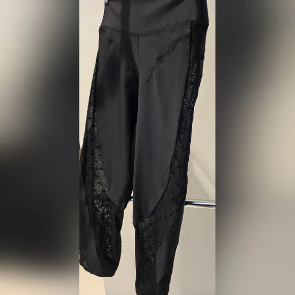 Alo Airlift Mesh High Waist Capri Celeste In Black Size Large - Picture 11 of 13